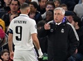 サッカー欧州チャンピオンズリーグ準々決勝第2戦、チェルシー対レアル・マドリード。カリム・ベンゼマ（左）に指示を出すレアル・マドリードのカルロ・アンチェロッティ監督（2023年4月18日撮影）。(c)Glyn KIRK / AFP