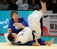 柔道、グランドスラム東京大会（Grand Slam Tokyo 2011）は11日、最終日の男女5階級が行われ、日本勢は3階級で優勝した。

女子70キロ級決勝でスペインのセシリア・ブランコ（Cecilia Blanco、上）と対戦する日本の上野巴恵（Tomoe Ueno、2011年12月11日撮影）。(c)AFP/Toru YAMANAKA