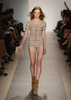 米・ニューヨーク市内で発表されたエルベ・レジェ バイ マックスアズリア（Herve Leger By Max Azria）の10年春夏コレクション（2009年9月13日撮影）。(c)AFP/Getty Images/Kristian Dowling