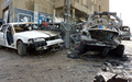 イラクの首都バグダッド（Baghdad）で起きた爆発の現場に横たわる損傷した車（2013年5月30日撮影）。(c)AFP/ALI AL-SAADI