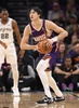 23-24NBA、フェニックス・サンズ対サンアントニオ・スパーズ。ボールを持つフェニックス・サンズの渡辺雄太（2023年11月2日撮影）。(c)Christian Petersen/Getty Images/AFP