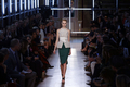 フランス・パリ市内で発表された「ローラン ムレ（Roland Mouret）」13年春夏コレクション（2012年9月28日撮影）。(c)AFP/FRANCOIS GUILLOT