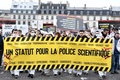 仏パリで待遇改善を要求し、デモを行う科学捜査官ら（2020年1月15日撮影）。(c)STEPHANE DE SAKUTIN / AFP