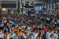インド・ムンバイの駅で列車を待つ人々（2023年4月19日撮影、資料写真）。(c)Punit PARANJPE / AFP