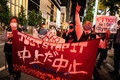 東京で開かれた、東京五輪開催に対する抗議デモ（2021年5月17日撮影）。(c)Charly TRIBALLEAU / AFP