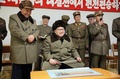 北朝鮮の国営朝鮮中央通信（KCNA）が配信した、固体燃料ロケットエンジン試験に立ち会う金正恩第1書記の写真（2016年3月24日配信）。(c)AFP/KCNA VIA KNS