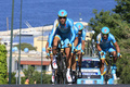 第96回ジロ・デ・イタリア（2013 Giro d&apos;Italia）、第2ステージ（イスキアからフォリーオ、17.4キロメートル、チームタイムトライアル）。ステージに臨むアスタナ（Astana）の選手（2013年5月5日撮影）。(c)AFP/LUK BENIES