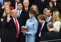 米首都ワシントンで行われた就任式で、聖書に手を置いて宣誓を行うドナルド・トランプ第45代米大統領と聖書を支えるメラニア夫人（2017年1月20日撮影）。(c)Mark RALSTON / AFP