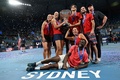 テニス、男女混合国別対抗戦「ユナイテッドカップ」決勝、米国対イタリア。優勝を飾り、トロフィーを中心に喜ぶ米国の選手ら（2023年1月8日撮影）。(c)Saeed KHAN / AFP