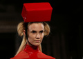 英・ロンドン市内で発表された「Pam Hogg」13/14年秋冬コレクション（2013年2月16日撮影）。(c)AFP/ANDREW COWIE