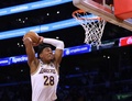 22-23NBAプレーオフ、ウエスタンカンファレンス1回戦、ロサンゼルス・レイカーズ対メンフィス・グリズリーズ。ダンクシュートを狙うロサンゼルス・レイカーズの八村塁（2023年4月22日撮影）。(c)Harry How/Getty Images/AFP