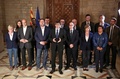 スペインからの独立の賛否を問う住民投票後、バルセロナで記者会見するカタルーニャ自治州政府のカルレス・プチデモン州首相（中央）ら（2017年10月1日撮影・提供）。(c)AFP/GENERALITAT DE CATALUNYA