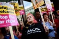 英ロンドン中心部ウェストミンスターで行われた反極右デモ（2024年8月10撮影）。(c)BENJAMIN CREMEL / AFP