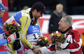 アルペンスキー世界選手権2013（2013 FIS Alpine World Ski Championships）は9日、オーストリアのシュラートミング（Schladming）で男子滑降が行われ、ノルウェーのアクセル・ルンド・スビンダル（Aksel Lund Svindal）が2分1秒32で優勝を飾った。

表彰式でオーストリアのハインツ・フィッシャー（Heinz Fischer）大統領（右）と握手を交わすアクセル・ルンド・スビンダル（2013年2月9日撮影）。(c)AFP/SAMUEL KUBANI