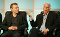 2007年7月12日、ビバリー・ヒルトン・ホテル（Beverly Hilton Hotel）で開かれたテレビ批評家協会（Television Critics Association）主催の「TCAプレス・ツアー（Television Critics Association Press Tour）」に登場した、FXネットワークス（%%FX Networks%%）のドラマ「%%Damages%%」に出演する俳優のテイト・ドノバン（%%Tate Donovan%%、左）とテッド・ダンソン（%%Ted Danson%%、右）。(c)AFP/Getty Images Frederick M. Brown