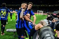 23-24イタリア・セリエA第30節、インテル対エンポリ。先制点を決め、チームメートと喜び合うインテルのフェデリコ・ディマルコ（中央手前、2024年4月1日撮影）。(c)Piero CRUCIATTI / AFP
