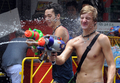 タイの首都バンコク（Bangkok）で12日、翌日から始まるタイ正月ソンクラーン（Songkran）を前に、通行人らが互いに水を掛け合って新年を祝う水かけ祭り「ソンクラーン・フェスティバル（Songkran Festival）」が開催された。

写真は、旅行者でにぎわうカオサン（Khao San）通りで、水を掛け合う地元の若者と外国人観光客（2012年4月12日撮影）。(c)AFP/PORNCHAI KITTIWONGSAKUL