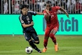 2026年サッカーW杯北中米大会アジア最終予選、グループC、バーレーン対日本。バーレーンのビンセント・アニ・エマニュエル（右）とボールを競る三笘薫（2024年9月10日撮影）。(c)Mazen Mahdi / AFP