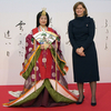 北海道洞爺湖サミット（G8 Hokkaido Toyako Summit）の初日、十二単（ひとえ）姿の女性と記念写真を撮影するサラ・ブラウン（Sarah Brown）英首相夫人（2008年7月7日撮影）。(c)AFP