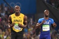 リオデジャネイロ五輪、陸上男子200メートル決勝。優勝を飾り歓喜するジャマイカのウサイン・ボルト（左、2016年8月18日撮影）。(c)AFP/OLIVIER MORIN