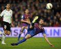 11-12スペイン1部リーグは19日、第24節の試合が各地で行われ、FCバルセロナ（FC Barcelona）は5-1でバレンシア（Valencia CF）に大勝した。

ボレーを打つFCバルセロナのセスク・ファブレガス（Cesc Fabregas、2012年2月19日撮影）。(c)AFP/LLUIS GENE