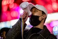 韓国ソウルで、中国で行われているデモを支持する集会に参加した人（2022年11月30日撮影）。(c)Anthony WALLACE / AFP