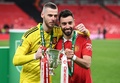 サッカーイングランド・フットボールリーグカップ決勝、マンチェスター・ユナイテッド対ニューカッスル・ユナイテッド。トロフィーを手に優勝を喜ぶマンチェスター・ユナイテッドのブルーノ・ミゲル・フェルナンデス（右）とGKダビド・デ・ヘア（2023年2月26日撮影）。(c)Glyn KIRK/ AFP
