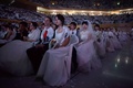 韓国・ソウル（Seoul）の加平（Gapyeong）で行われた統一教会（Unification Church）の合同結婚式に参加した新郎新婦たち（2014年2月12日撮影）。(c)AFP/Ed Jones