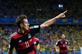 サッカーW杯ブラジル大会（2014 World Cup）準決勝、ブラジル対ドイツ。ゴールを決めて喜ぶドイツのミロスラフ・クローゼ（Miroslav Klose、2014年7月8日撮影）。(c)AFP/ADRIAN DENNIS