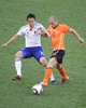 2010年サッカーW杯南アフリカ大会（2010 World Cup）1次リーグE組、オランダ対日本。オランダのウェズレイ・スナイデル（Wesley Sneijder）とボールを競る長谷部誠（Makoto Hasebe、2010年6月19日撮影）。(c)AFP/LIU JIN
