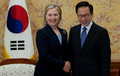 韓国ソウル（Seoul）の大統領府、（青瓦台、Blue House）で李明博（イ・ミョンバク、Lee Myung-Bak）大統領（右）と会談するヒラリー・クリントン（Hillary Clinton）米国務長官（2010年5月26日撮影）。(c)AFP/Saul LOEB