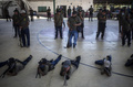 メキシコ・ゲレロ州アヤウアルテンパで自警団が組織した戦闘訓練に参加する少年ら（2021年4月10日撮影）。(c)PEDRO PARDO / AFP