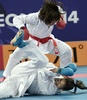 第17回アジア競技大会（17th Asian Games、Asiad）空手女子組手68キロ級準々決勝に臨む植草歩（Ayumi Uekusa、上、2014年10月2日撮影）。(c)AFP/ROSLAN RAHMAN
