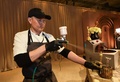 第96回アカデミー賞の授賞式後に開かれる「ガバナーズ・ボール」で提供されるオスカー像をかたどったチョコレート。米ハリウッドで開催のプレビューで（2024年3月5日撮影）。(c)VALERIE MACON / AFP