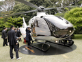 2008年4月12日、東京のフランス大使館で公開されたユーロコプター（Eurocopter）のヘリ「EC135」。エルメス（Hermes）がデザインを手がけた。(c)AFP/Yoshikazu TSUNO