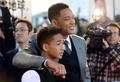 米俳優ウィル・スミス（Will Smith）と息子のジェイデン・スミス（Jaden Smith）が1日、都内で行われた新作映画『アフター・アース（After Earth）』のPRイベントに出席した。地元の中学生と記念撮影をするなどし、イベントは大いに盛り上がった。同作は6月21日から全国で公開される（2013年5月1日撮影）。(c)AFP/Toru YAMANAKA