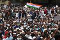 インド首都ニューデリーで行われた市民権改正法案（CAB）に対する抗議デモで、同国の国旗を振るデモ参加者ら（2019年12月13日撮影）。(c)Money SHARMA / AFP