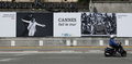 第66回カンヌ国際映画祭（Cannes Film Festival）が15日、南仏カンヌ（Cannnes）で開幕する。メイン会場となるパレ・デ・フェスティバル（Palais des Festivals）では準備が大詰めを迎えており、街は映画スターたちの到着を今か今かと待っている（2013年5月10日撮影）。(c)AFP/VALERY HACHE