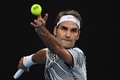 全豪オープンテニス、男子シングルス4回戦。サーブを打つロジャー・フェデラー（2017年1月22日撮影）。(c)AFP/SAEED KHAN