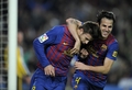 11-12スペイン1部リーグは19日、第13節の試合が各地で行われ、FCバルセロナ（FC Barcelona）はレアル・サラゴサ（Real Zaragoza）を4-0で下した。

得点を挙げたバルセロナのジェラール・ピケ（Gerard Pique、左）を祝福するセスク・ファブレガス（Cesc Fabregas、2011年11月19日撮影）。(c)AFP/LLUIS GENE