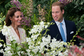 仏セレブ情報誌「クローザー（Closer）」が、英国のキャサリン妃（Catherine, Duchess of Cambridge）のトップレス写真を14日に発売する最新号で掲載すると発表した。前週にウィリアム王子（Prince William）夫妻が休暇でフランスを訪れた際に撮影されたものとみられ、同誌ウェブサイトによれば「ゲストハウスのテラスでトップレスでくつろぐキャサリン妃」が写っている複数枚の写真を掲載するという。

英王室はつい先日、ウィリアム王子の弟のヘンリー王子（Prince Harry）の全裸写真が暴露されるスキャンダルに見舞われたばかり。現在、アジア太平洋諸国を歴訪中のウィリアム王子夫妻は、ただちに「悲しみに包まれている」との声明を発表した。

写真は、シンガポールのシンガポール植物園（Singapore Botanical Garden）で、故ダイアナ妃（Princess Diana）の名を冠したランを鑑賞するウィリアム王子とキャサリン妃（2012年9月11日撮影）。(c)AFP/Nicolas ASFOURI