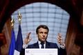 仏パリ近郊のベルサイユ宮殿で、記者会見するエマニュエル・マクロン大統領（2022年3月11日撮影）。(c)Ludovic MARIN / AFP