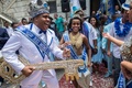 ブラジル・リオデジャネイロ（Rio de Janeiro）で行われたリオのカーニバルの開幕式典に出席した「キング・モモ（King Momo）」役のウィウソン・ジーアス・ダコスタ・ネト（Wilson Dias da Costa Neto）さん（左、2014年2月28日撮影）。(c)AFP/YASUYOSHI CHIBA