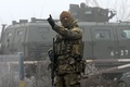 ウクライナ東部マヨルスケの検問所付近で行われた捕虜交換の際、警備に当たるウクライナの軍人（2019年12月29日撮影）。(c)AFP/GENYA SAVILOV