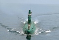 北朝鮮国内で朝鮮人民軍海軍第167軍部隊の潜水艦第748号を視察する金正恩（キム・ジョンウン、Kim Jong-Un）第1書記（艦橋にいる手前左の黒い服を着た人物）。北朝鮮の朝鮮中央通信（Korean Central News Agency、KCNA）配信（撮影日不明、2014年6月16日配信）。(c)AFP/KCNA via KNS