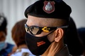 タイの首都バンコクの日本大使館前で警備に当たる警察（2020年8月25日撮影）。(c)Mladen ANTONOV / AFP