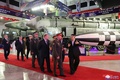 「武装装備展示会」の会場でロシアのセルゲイ・ショイグ国防相（右から2人目）を案内する金正恩朝鮮労働党総書記（右）。朝鮮中央通信提供（2023年7月26日撮影、27日提供）。(c)AFP PHOTO/KCNA VIA KNS