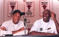 1995-96シーズン開幕を控え、チームの初練習前に行われた記者会見に臨むシカゴ・ブルズのスコッティ・ピペンとマイケル・ジョーダン（1995年10月5日撮影）。(c)AFP/BRIAN BAHR