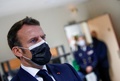 フランス・トゥールーズにある国立宇宙研究センター（CNES）で、同国初の宇宙軍事演習を視察するエマニュエル・マクロン大統領（2021年3月12日撮影）。(c)STEPHANE MAHE / POOL / AFP