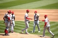 20MLB、オークランド・アスレチックス対ロサンゼルス・エンゼルス。ジョー・マッドン監督（右）から降板を告げられるロサンゼルス・エンゼルスの大谷翔平（中央、2020年7月26日撮影）。(c)Ezra Shaw/Getty Images/AFP